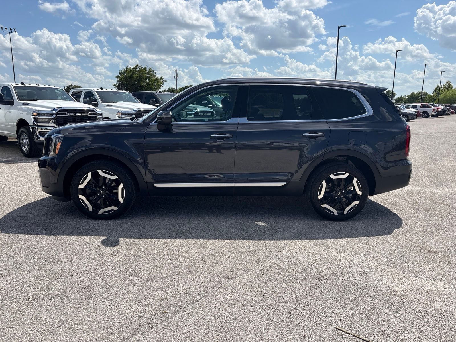 2025 Kia Telluride — side profile view