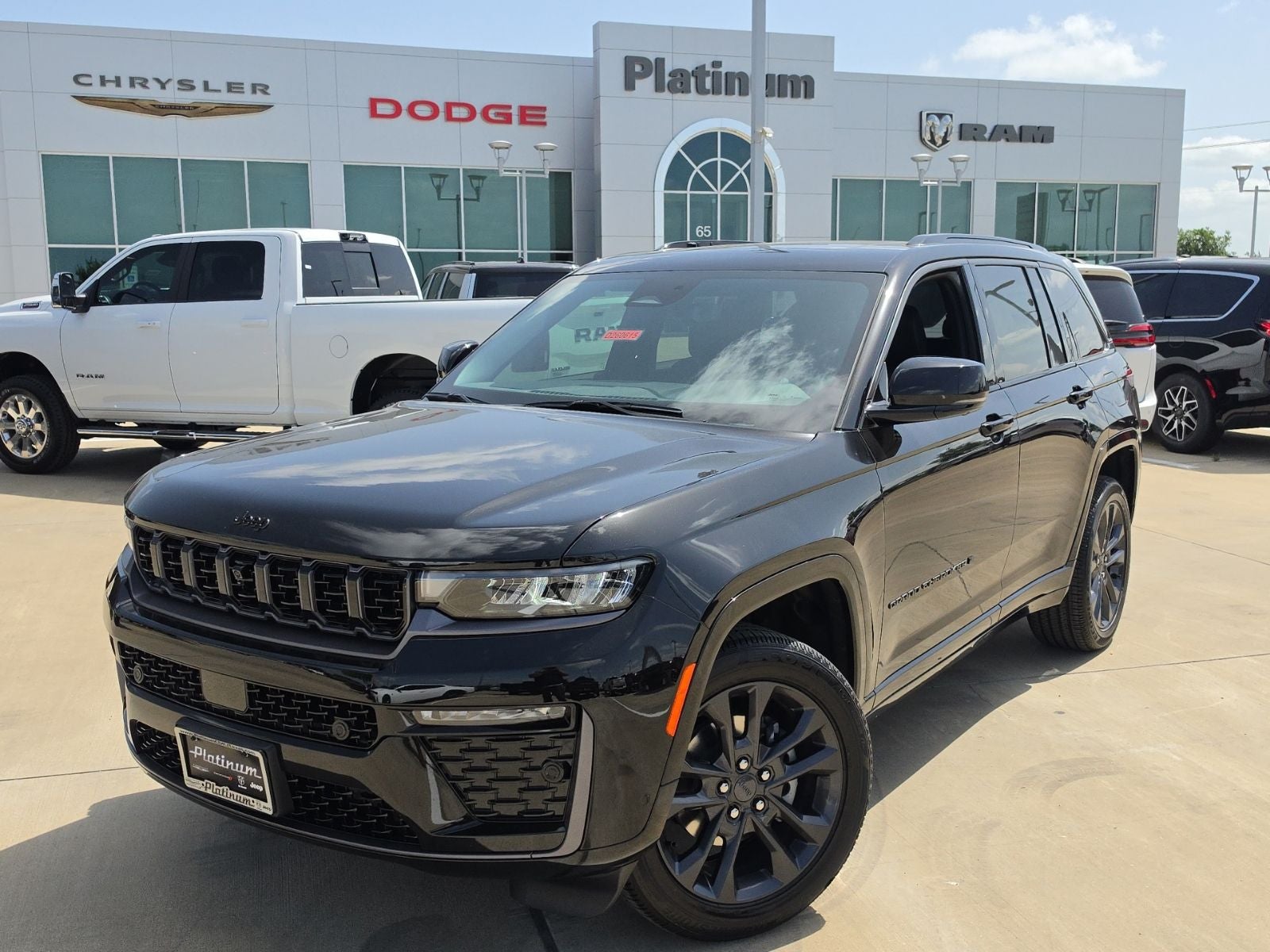 2026 Jeep Grand Cherokee GRAND CHEROKEE LIMITED RESERVE 4X4 in Diamond Black Crystal Pearl-Coat Exterior Paint — front three-quarter view