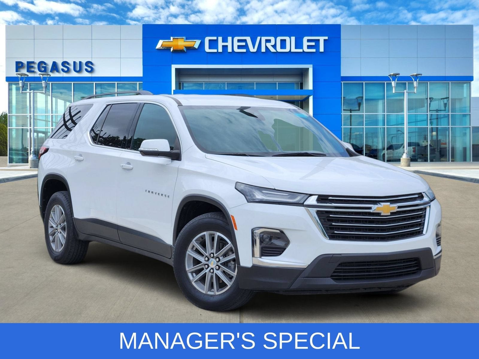 2022 Chevrolet Traverse LT Leather in Summit White — front three-quarter view