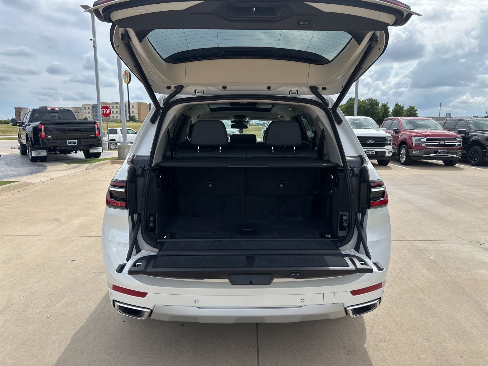 2025 BMW X7 — detail view